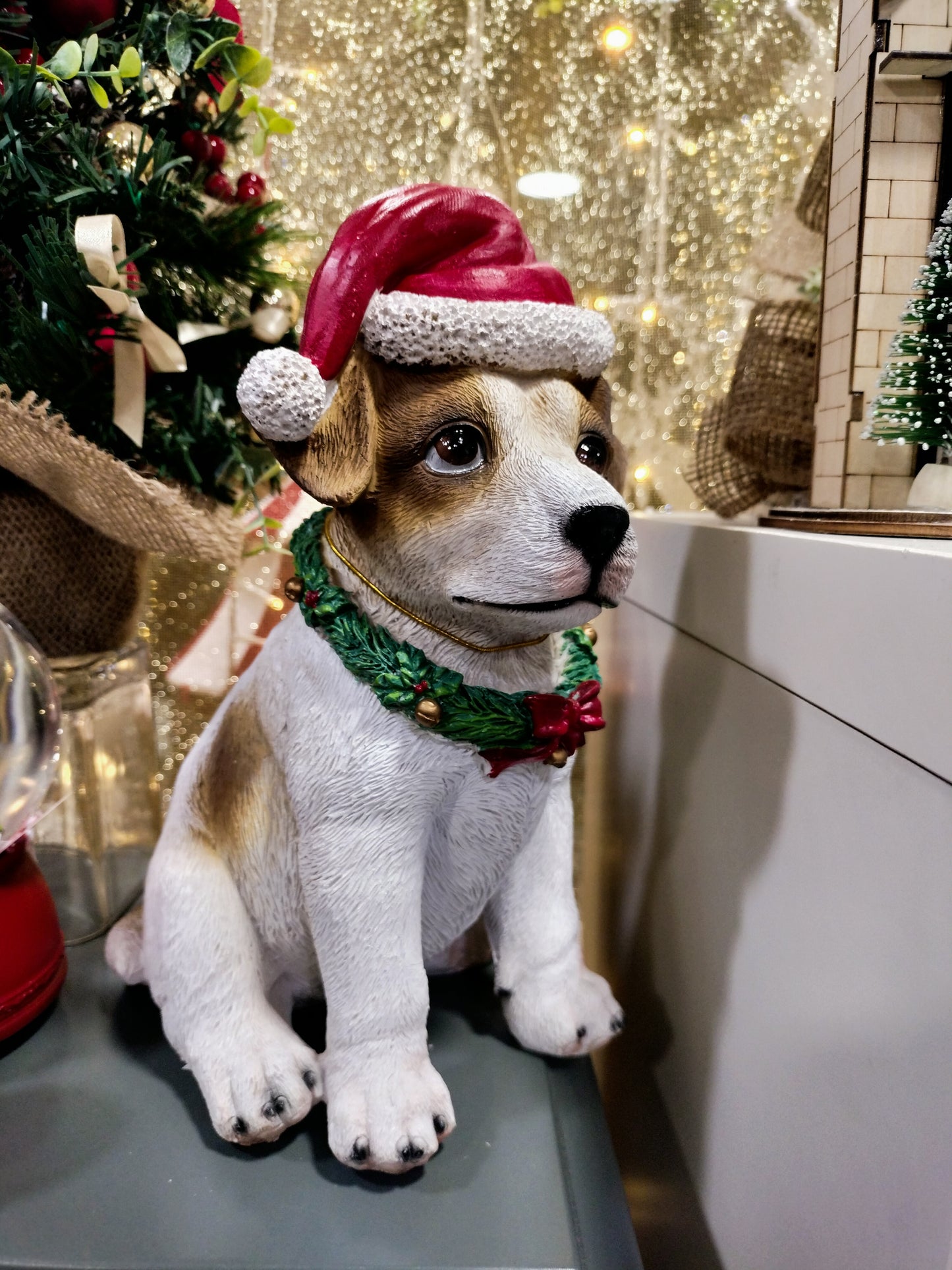 Cagnolino con cappellino di natale
