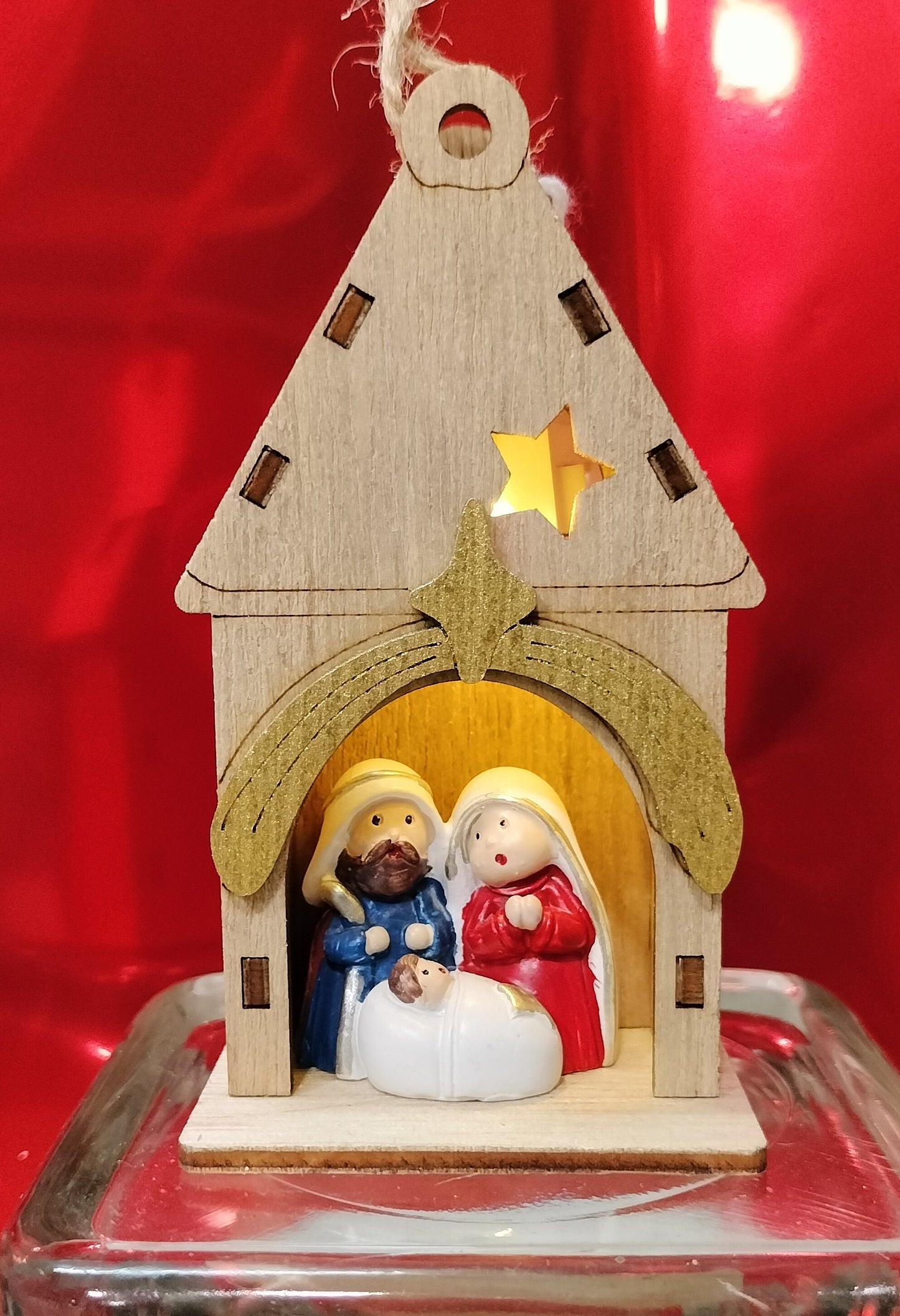 Presepe in legno con luce stile chiesetta